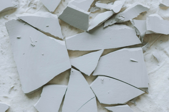 Frammenti di ceramica in composizione astratta