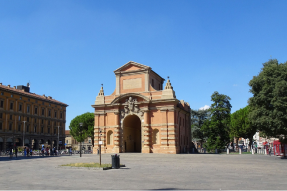 porta galliera a bologna in una giornata limpida 